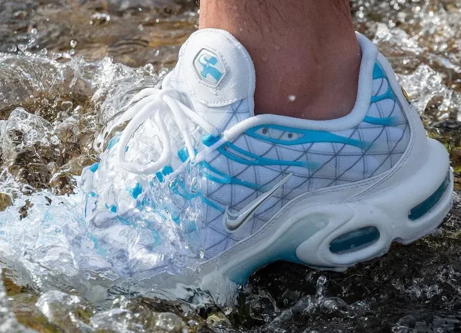 Nike Air Max Plus Marseille FQ2397-100