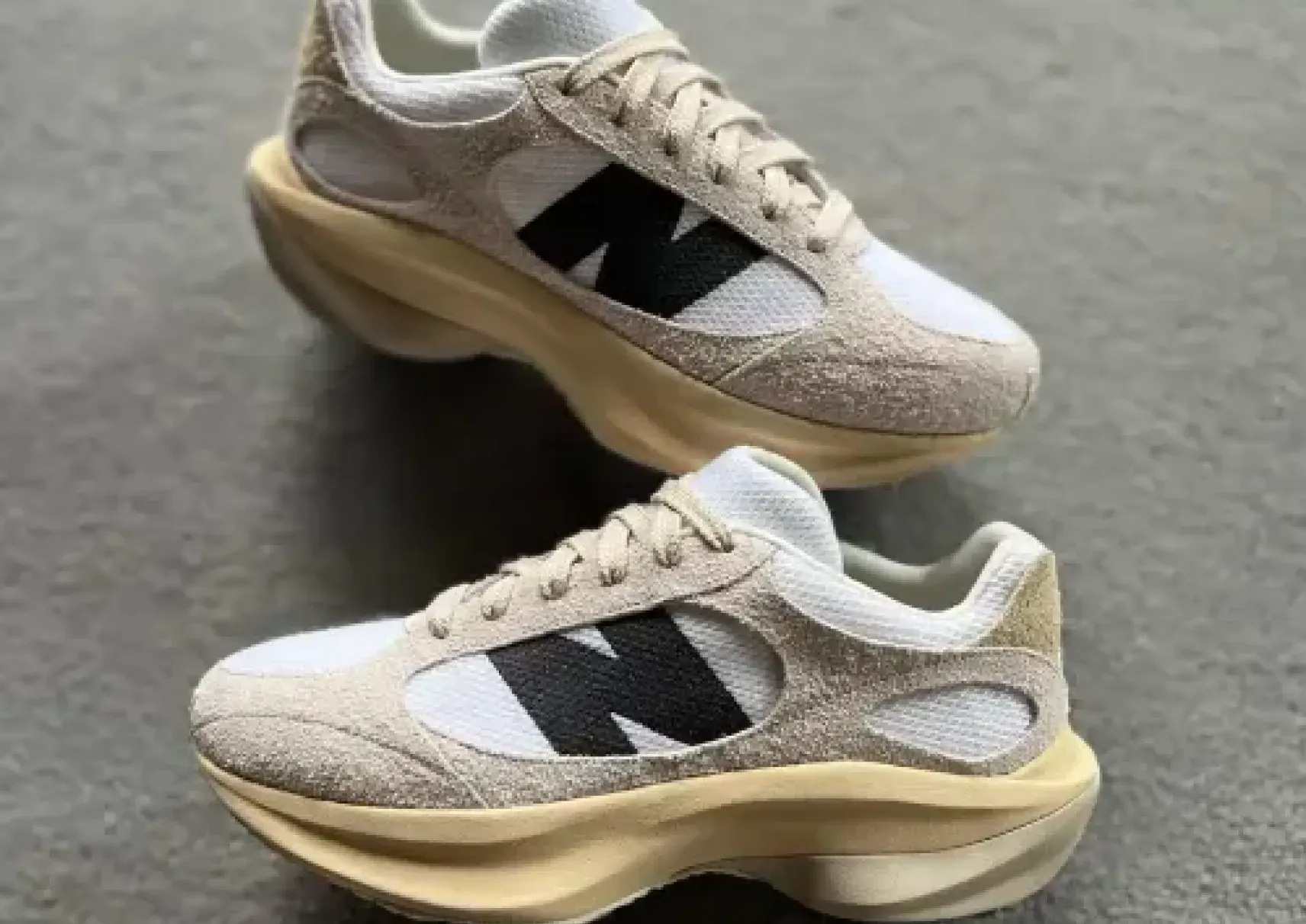 large visual new balance dévoile sa warped runner