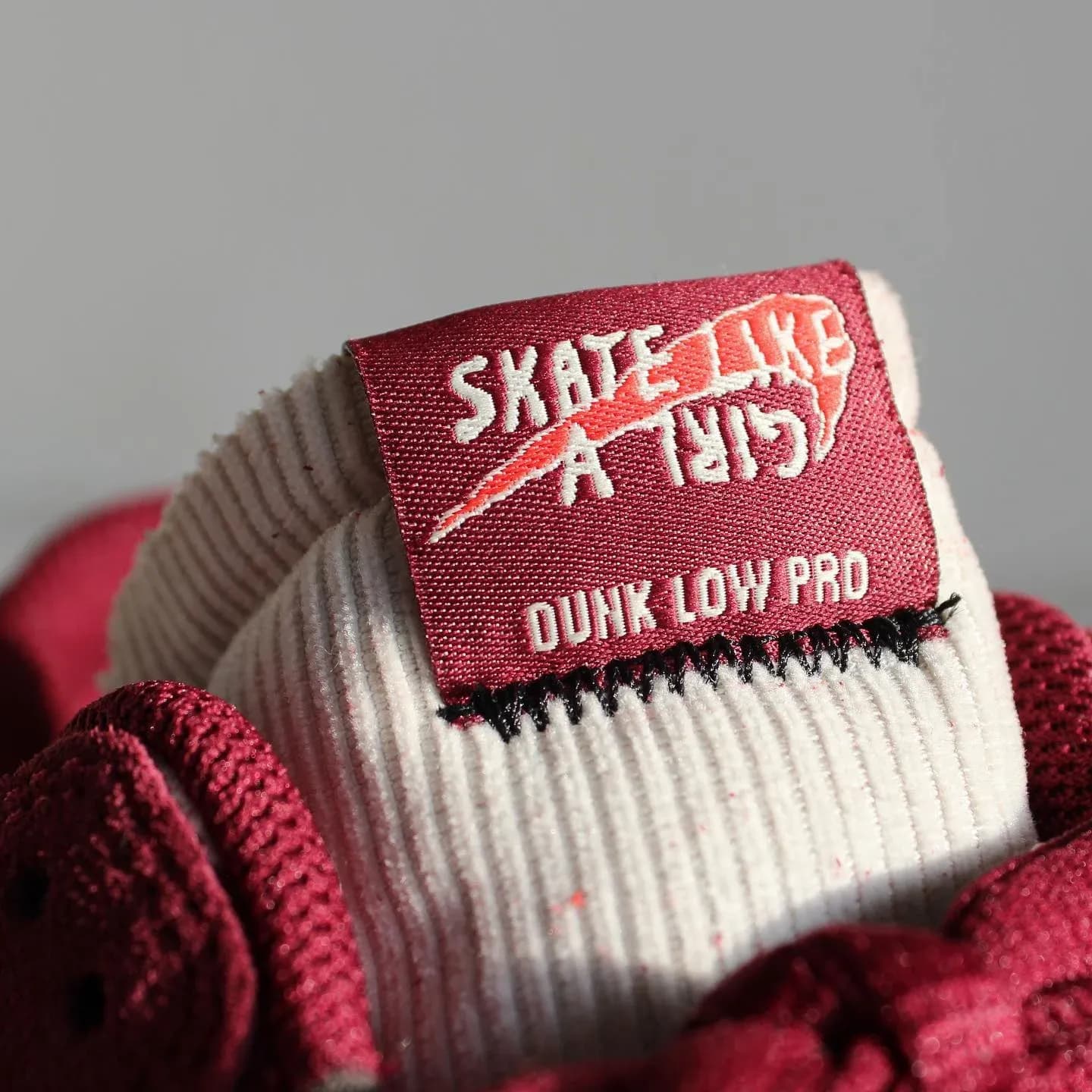 les meilleures sorties sneakers octobre 2022 skate like a girl x nike sb dunk low pro bordeaux 
