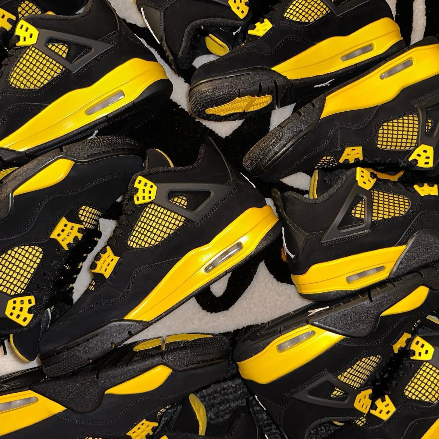 meilleures-sorties-sneakers-mai-2023-air-jordan-4-thunder