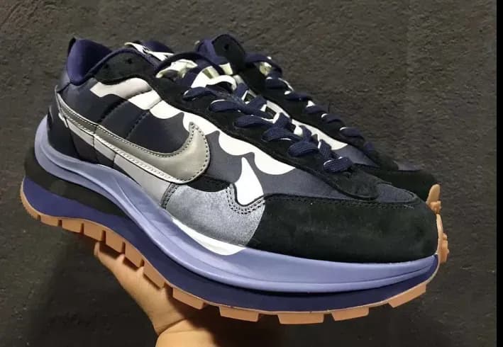 sacai-nike-vaporwaffle-navy-gum.webp