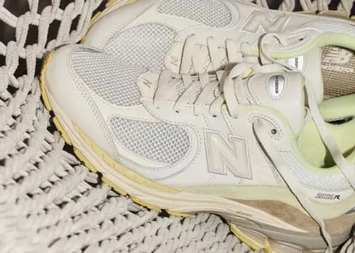 auralee-new-balance-2002r-white 03.webp