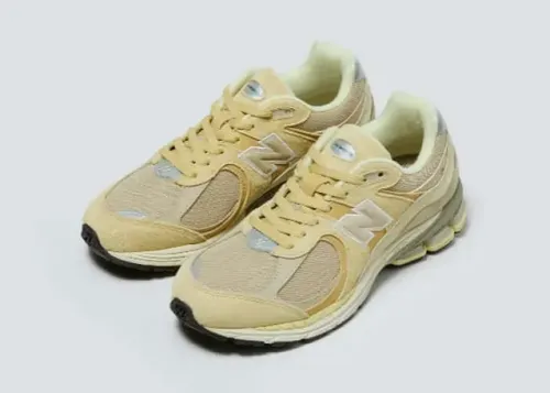 auralee-new-balance-2002r-yellow-beige 05.webp