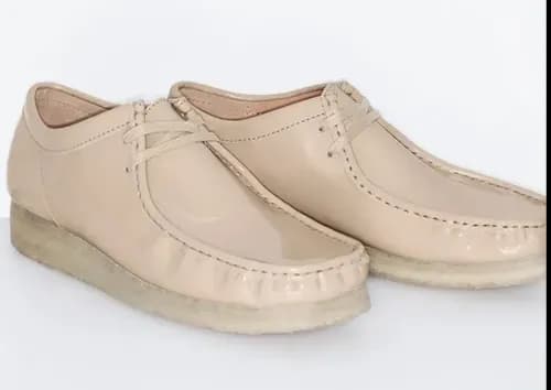 image de Supreme Clarks Originals Wallabee Patent Tan