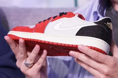image de Trophy Room Air Jordan 1 Low Sp Home FN0432 017