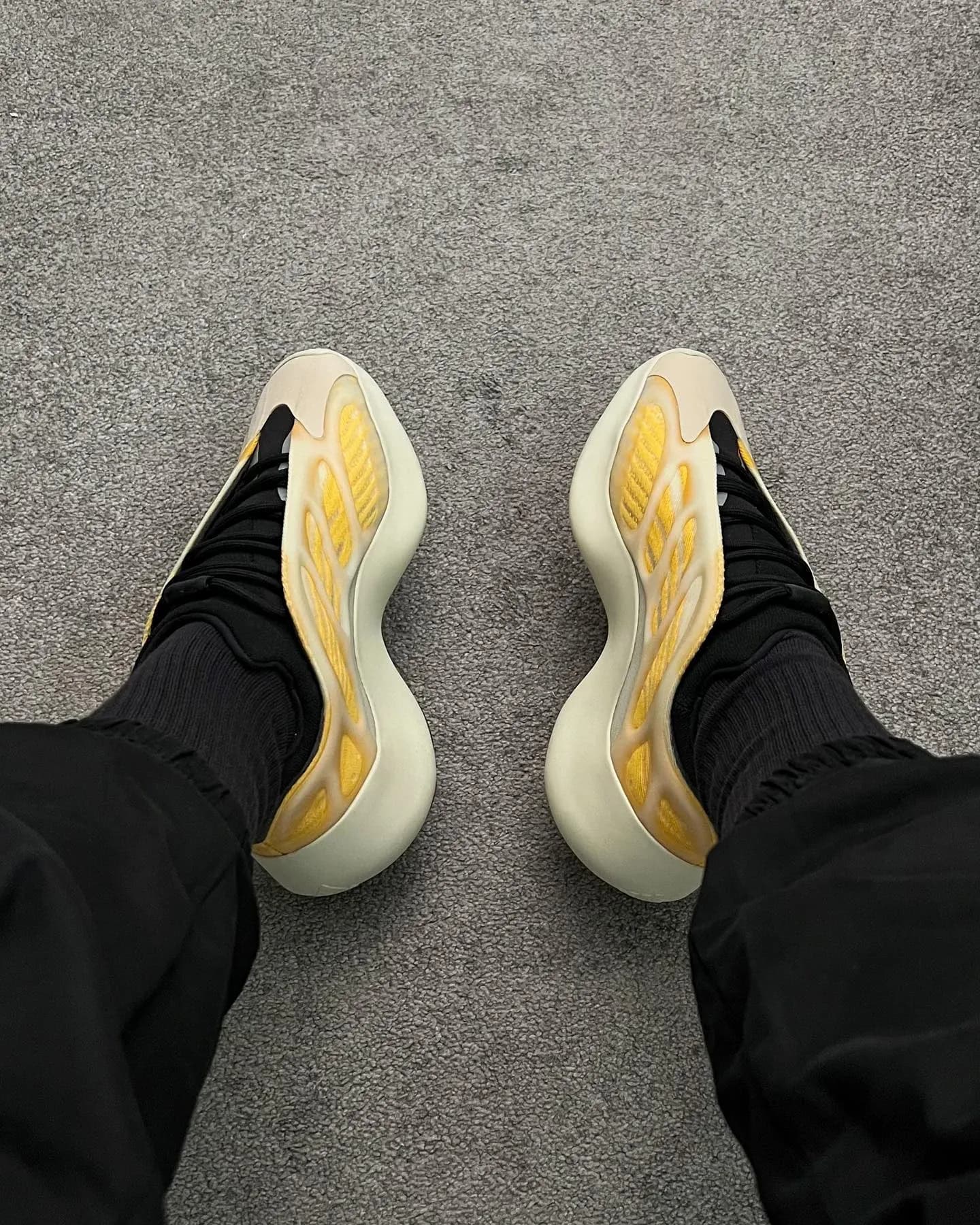yeezy 700 V3 monosafflower