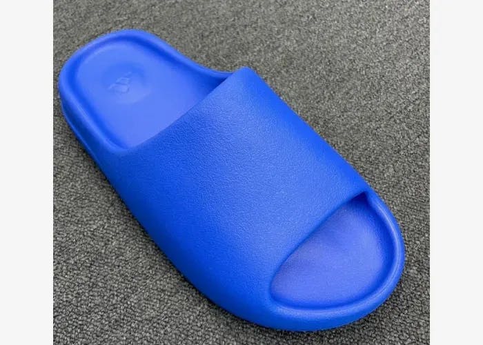 adidas-yeezy-slide-azure 1.webp